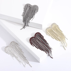 Spilla elegante con nappe e strass in oro, argento e rosso per abiti da donna
