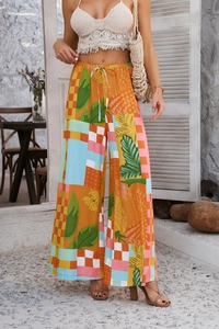 Détail du pantalon bohème à jambes larges avec motifs floraux et cordon de serrage à la taille