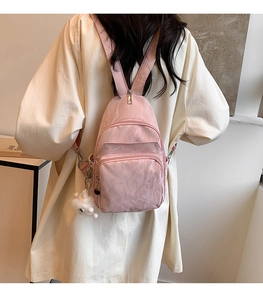 Dettaglio della borsa a tracolla rosa in pelle PU con un simpatico ciondolo in peluche