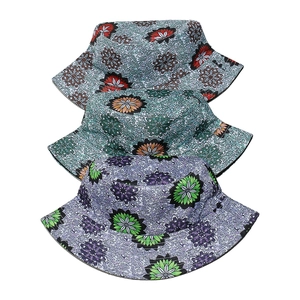 Tre cappelli alla pescatora stile boho con stampe floreali vintage e protezione solare