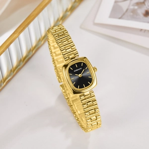 Élégante montre femme vintage dorée avec cadran carré noir minimaliste et bracelet en métal