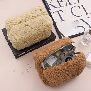 Makroaufnahme der Fleece-Kosmetiktasche mit Blumenfutter und stabilem Metall-Reißverschluss