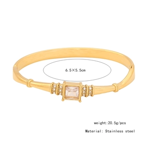 Dettaglio macro del bracciale dorato in acciaio con cristallo quadrato e dimensioni