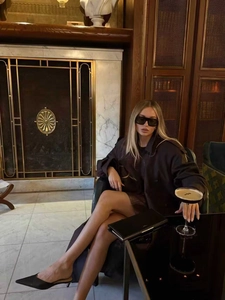 Scène de luxe rétro avec trench-coat long sombre à revers et ceinture pour femme