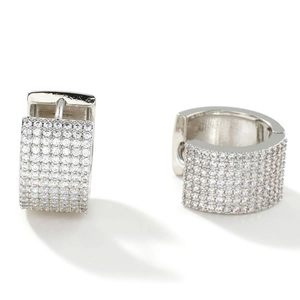 Boucles d'oreilles créoles argentées avec micro-pavage en zircone sur fond blanc