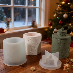 Moule en silicone pour bougie cylindrique avec relief de sapin de Noël et flocons de neige