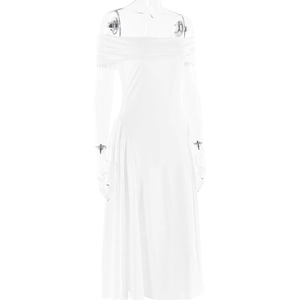 Détail d'une élégante robe blanche à épaules dénudées en tissu souple et fluide