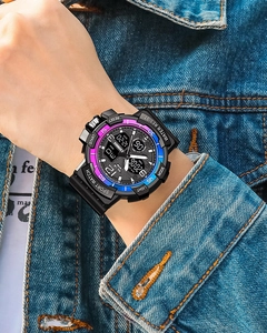 Gros plan d'une montre de sport numérique à double affichage avec lunette dégradée violette