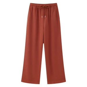 Detail der karamellfarbenen Strickhose mit weitem Bein, Kordelzug und weicher Textur