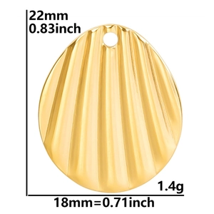 Vue détaillée du pendentif ovale doré avec nervures et dimensions 22mm de haut et 18mm