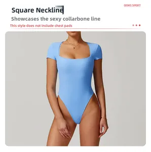Dettaglio dello scollo quadrato con bordi a conchiglia sul body yoga blu a coste