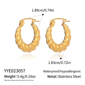 Front view of U-shaped twisted gold hoop earrings with dimensions 1.89cm and weight 5.4g