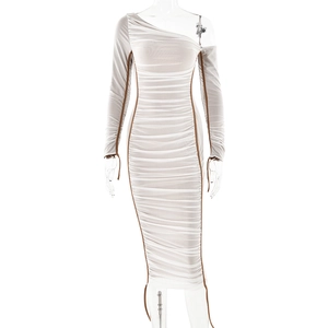 Robe moulante à épaule dénudée avec maille épissée et détails plissés en crème et marron