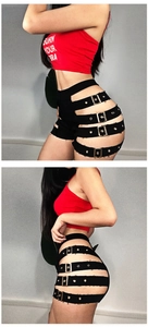 Detail der schwarzen Punk-Hotpants mit seitlichen Mehrfach-Schnallen und Cut-Outs