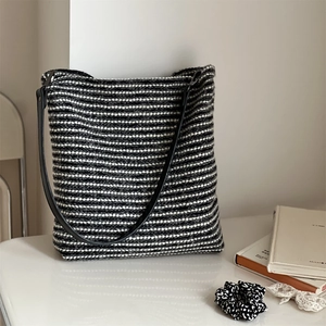 Sac fourre-tout tissé à rayures noires et blanches avec fine bandoulière en cuir noir