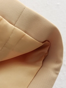 Gros plan détaillé du tissu sergé beige et de la doublure lisse avec couture soignée