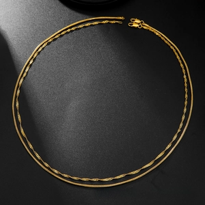 Detail von geschichtetem Gold-Edelstahl-Halsketten-Set mit Wasserwellen- und Schlangenkette