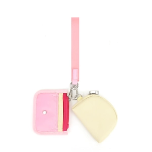 Dettaglio del cinturino da polso rosa con porta carte e mini pochette beige inclusa