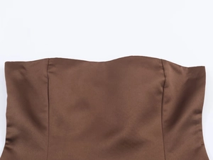 Gros plan d'un haut bustier en satin marron avec texture brillante et décolleté
