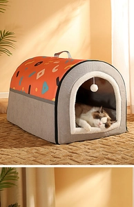 Dettaglio di una cuccia per gatti chiusa con cupola grigio-arancio e bordo in peluche bianco