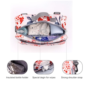 Detailsicht der Innenfächer mit Blumenmuster für Flaschen und Windeln in der Kinderwagen-Tasche