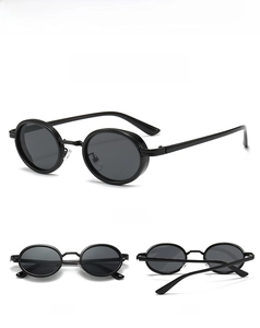 Dettaglio degli occhiali steampunk vintage con montatura in metallo nero e lenti ovali