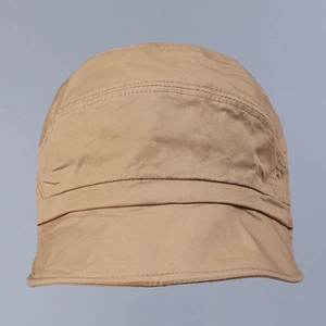 Gros plan détaillé de la casquette en coton kaki avec coutures renforcées et toile robuste