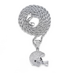Détail du pendentif casque de football américain serti de cristaux sur une chaîne tennis