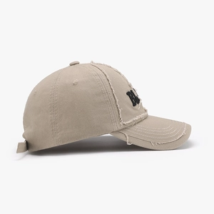 Casquette de baseball beige vintage avec broderie noire et détails déchirés usés