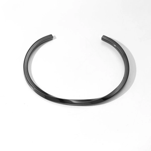 Bracciale rigido aperto nero in acciaio inossidabile con design a torsione Mobius