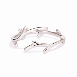 Minimalistischer offener Hirschgeweih-Ring für Damen mit Zweig-Design auf weißem Grund