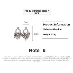 Vue détaillée de boucles d'oreilles à pompon argenté avec base ronde et sequins multicouches