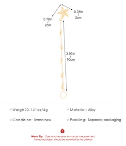 Dettaglio dell'orecchino a stella marina dorata con larghezza 2cm e catena da 10cm