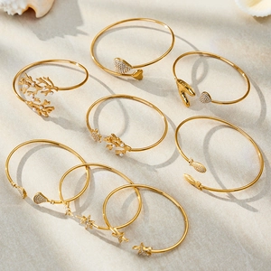 Lot de 8 bracelets dorés thème océan avec coquillages, étoiles de mer et perles