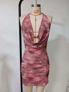 Détail de la robe licou à imprimé léopard rose avec col bénitier et drapé en maille