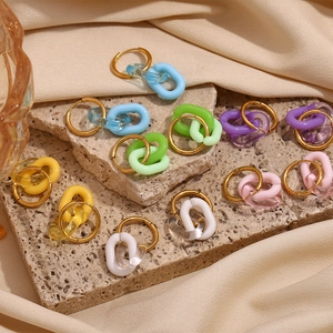 Orecchini a cerchio in acciaio inossidabile placcati oro 18K con ciondoli in resina colorata
