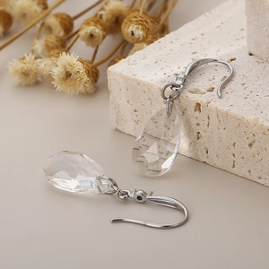 Détail macro de boucles d'oreilles en cristal goutte avec crochets en argent