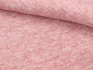 Gros plan sur la texture du tricot chiné rose doux avec des motifs de tissage détaillés