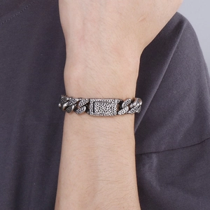 Makrodetail der Herren Vintage-Stahlkette mit gehämmerter Felsstruktur im Retro-Look