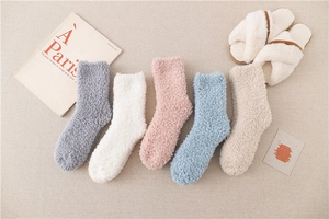 Flache Ansicht dicker Korallenfleece-Socken in Grau, Weiß, Rosa und Blautönen