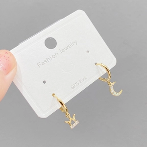 Pendientes de aro dorados S925 con colgantes de corona y luna de cristal en tarjeta
