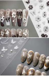 Detailansicht der 5D geprägten Schmetterlings- und Blumennagelaufkleber auf langen Nägeln