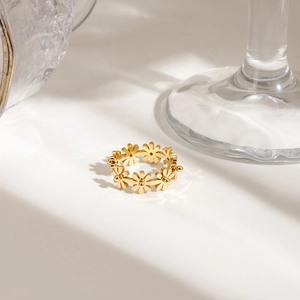 Golden daisy flower ring made of titanium steel with polished 18k finish and floral design