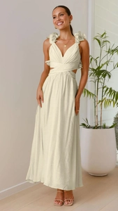Dettaglio dell'abito lungo in chiffon floreale con schiena scoperta e tagli in vita