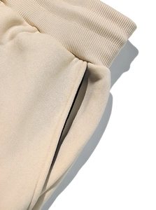 Dettaglio del set in pile kaki con vita elastica a coste e trama a maglia fitta
