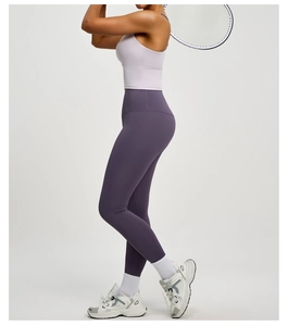 Seitenansicht des Modells mit lila High-Waist Yoga-Leggings und bauchfreiem Sportoberteil