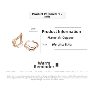 Detailed view of layered wavy copper earrings in rose gold with dimensions and weight info