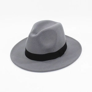 Chapeau Fedora élégant en laine grise avec ruban noir classique sur fond blanc