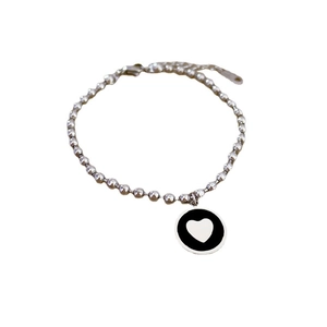 Bracelet élégant en acier titane avec chaîne à perles et pendentif cœur noir et blanc