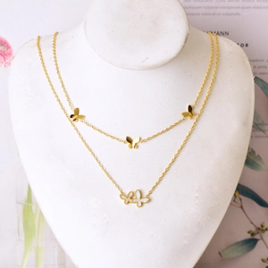 Elegante goldene zweischichtige Schmetterlingskette mit weißem Muschel-Herz-Anhänger